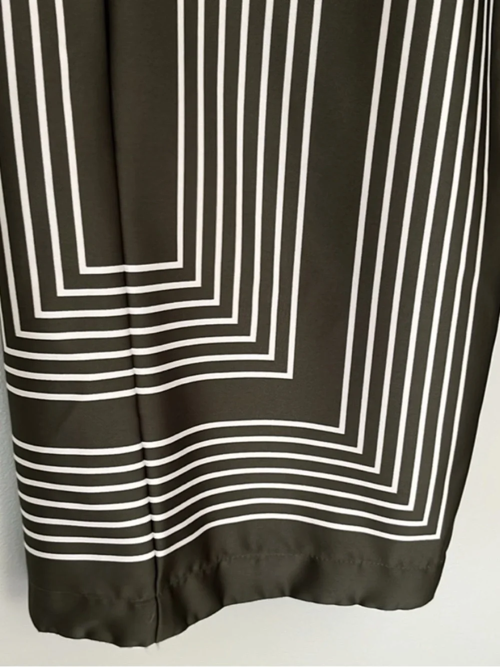 LOFT Olive Wide-Leg Pants with White Geometric Stripes